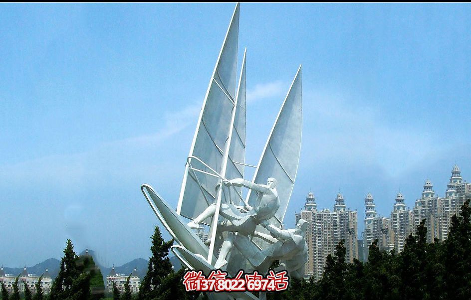 精美別墅鏤空雕塑點綴園林景觀，打造創(chuàng)意帆船