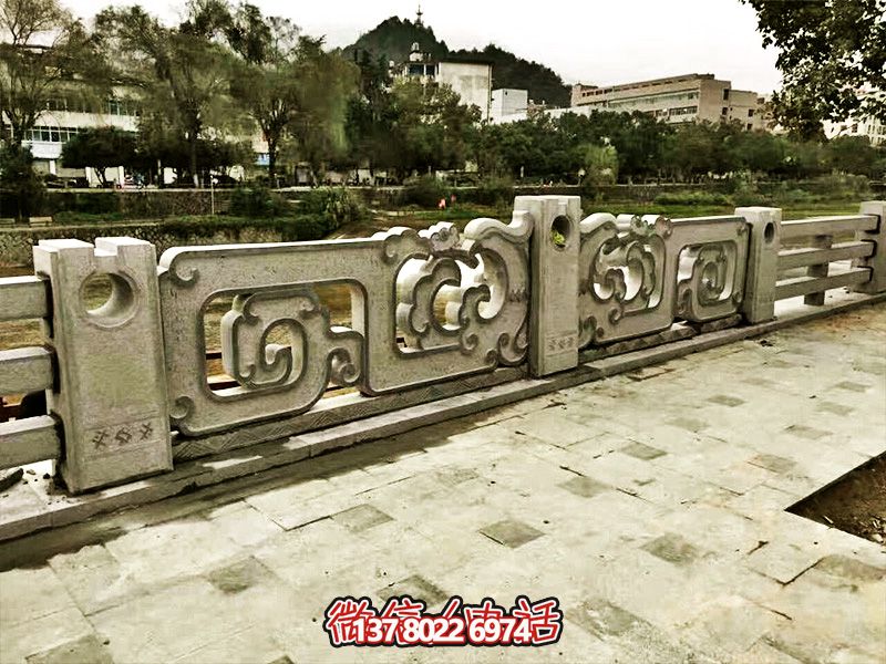 大理石石欄桿鏤空雕塑，讓湖邊的裝飾更加完美