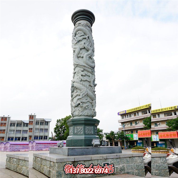 大理石浮雕龍柱，點綴校園廣場