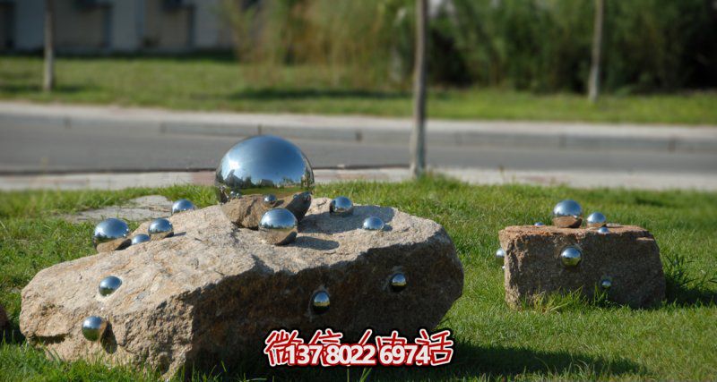 雕塑般的不銹鋼球體，帶給您不一樣的公園創(chuàng)意