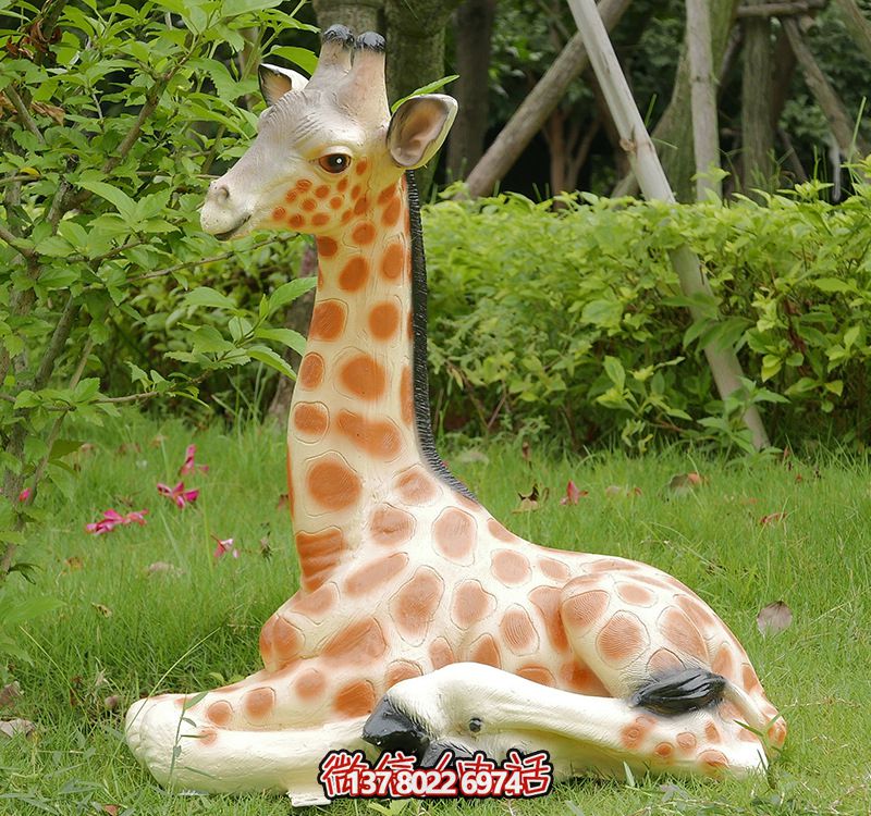 彩繪仿真動物玻璃鋼雕塑，營造出寧靜自然的公園草坪