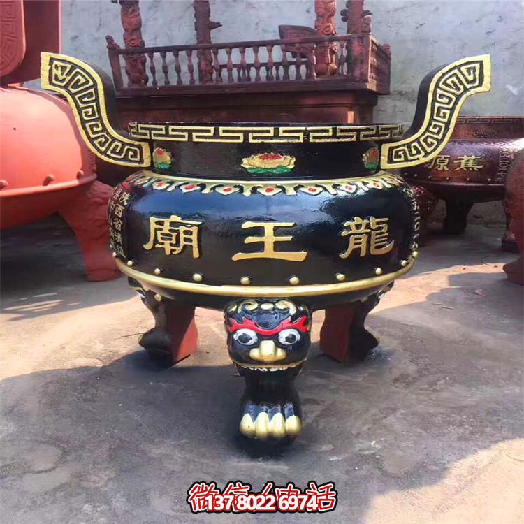 精美彩繪金漆圓形香爐，為寺廟添彩