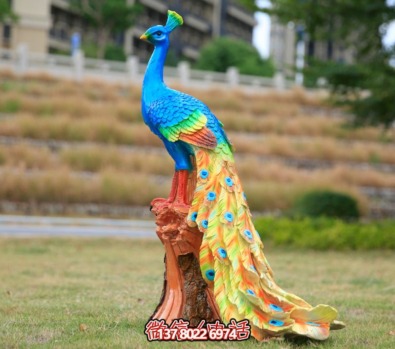 玻璃鋼孔雀雕塑，點(diǎn)綴公園草坪