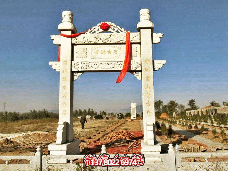 花崗巖簡易牌坊，擺放石墓地