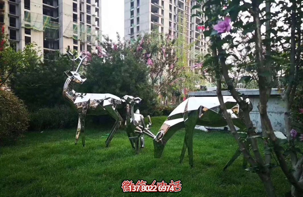 不銹鋼梅花鹿雕塑，讓公園草坪更美麗