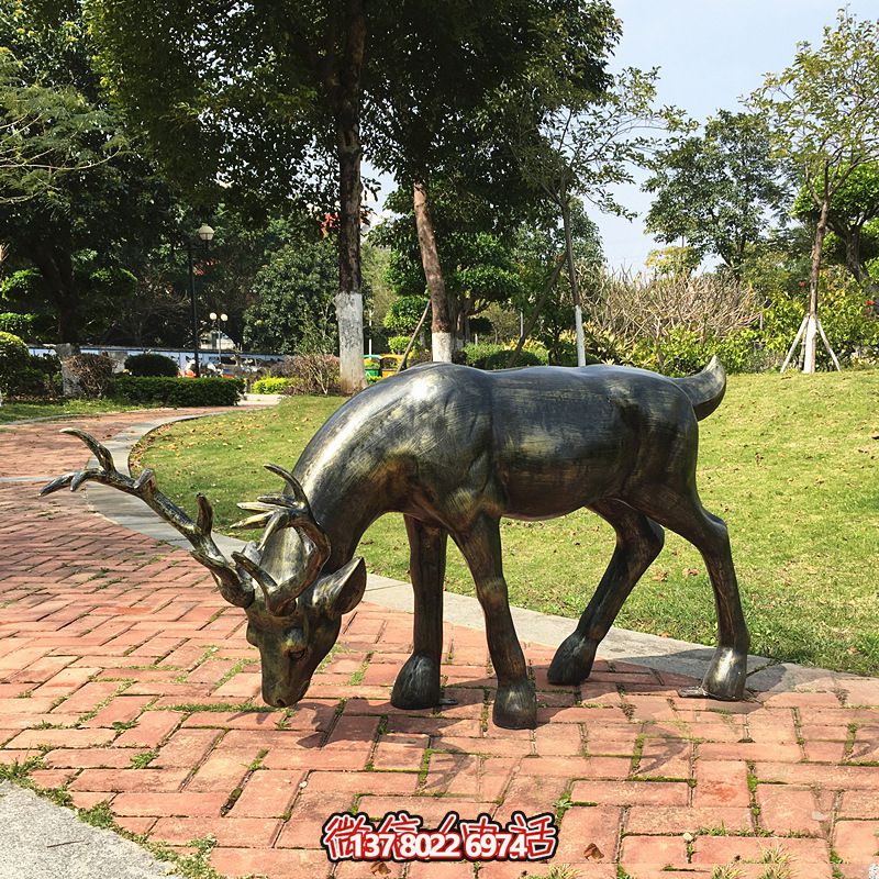 精美鹿雕塑，在公園里覓食的活力象征