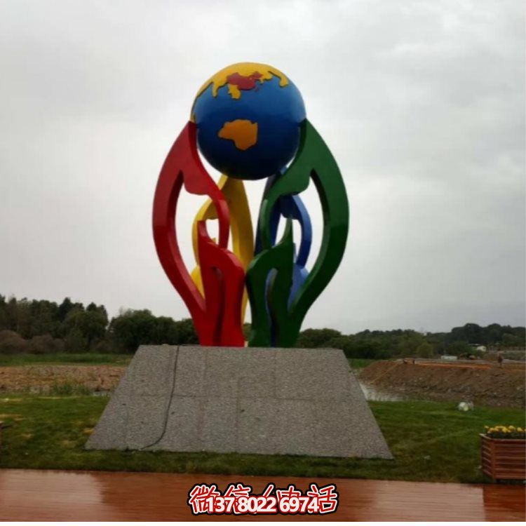 大型不銹鋼彩繪噴漆雕塑，為景區(qū)景觀廣場增色