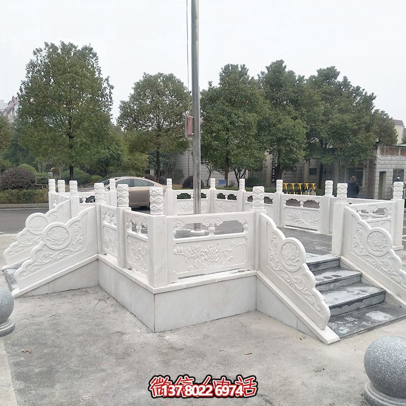 升旗臺(tái)石雕——精雕細(xì)琢，點(diǎn)綴校園風(fēng)采