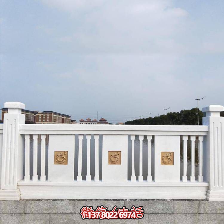 “羅馬柱式漢白玉歐式欄桿，為河道邊裝飾和防護(hù)”