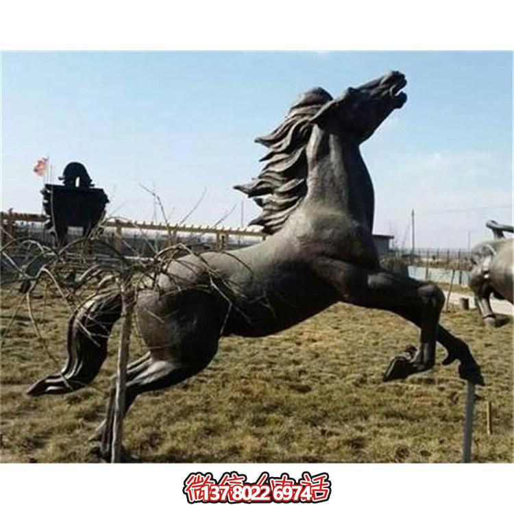 大型銅雕塑，為園林廣場(chǎng)擺放奔跑馬