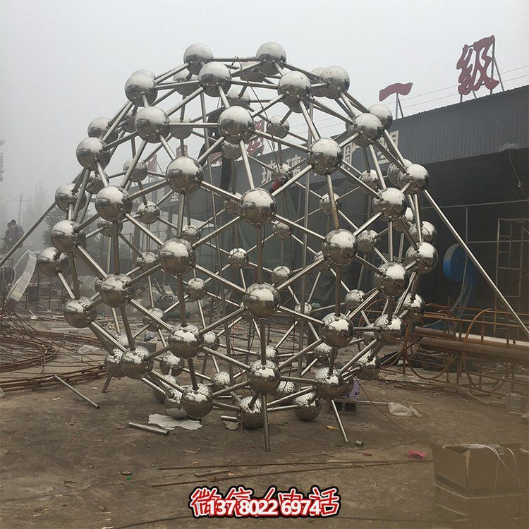 不銹鋼鏤空雕塑，為戶外景觀增添獨特色彩