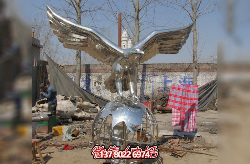 休息時(shí)刻，欣賞不銹鋼老鷹雕塑