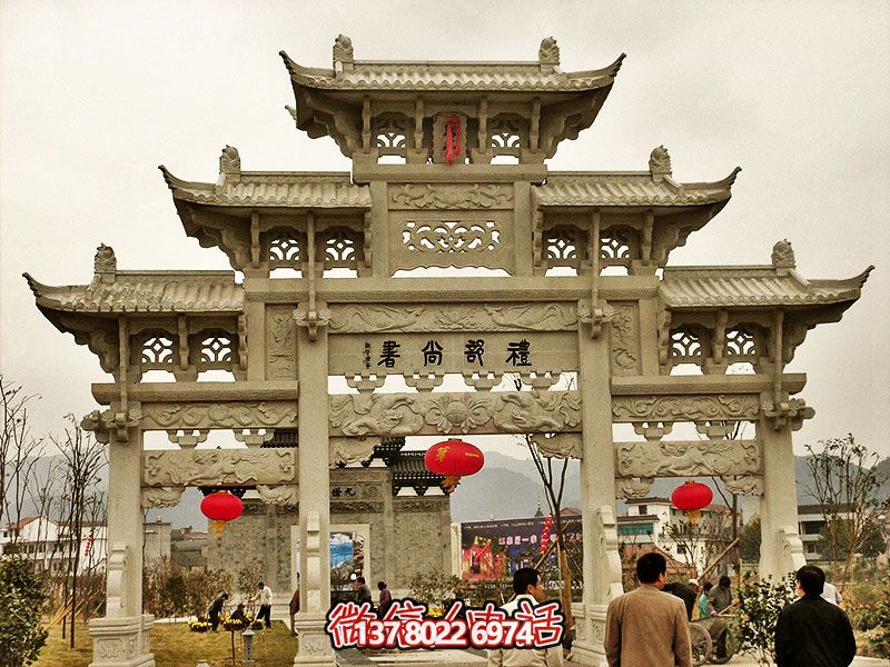 鏤空三門牌坊，點(diǎn)綴城市廣場