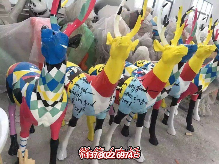 彩繪玻璃鋼鹿雕塑，商場、兒童樂園風(fēng)格擺件