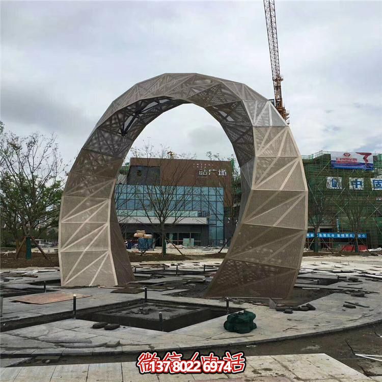 樓盤(pán)戶(hù)外水池?cái)[放不銹鋼創(chuàng)意拱門(mén)園林景觀雕塑