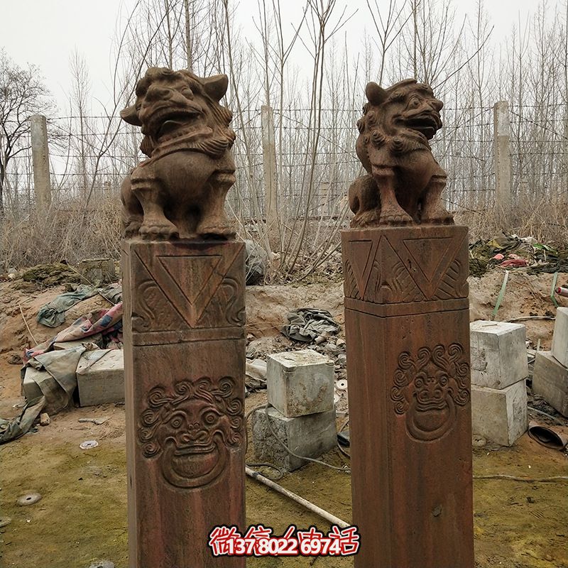 仿銅獅子園林門(mén)前擺放拴馬柱雕塑 仿銅獅子園林門(mén)前擺放拴馬柱雕塑