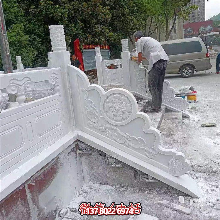漢白玉旗臺(tái)欄板欄桿安裝，細(xì)節(jié)打磨處理