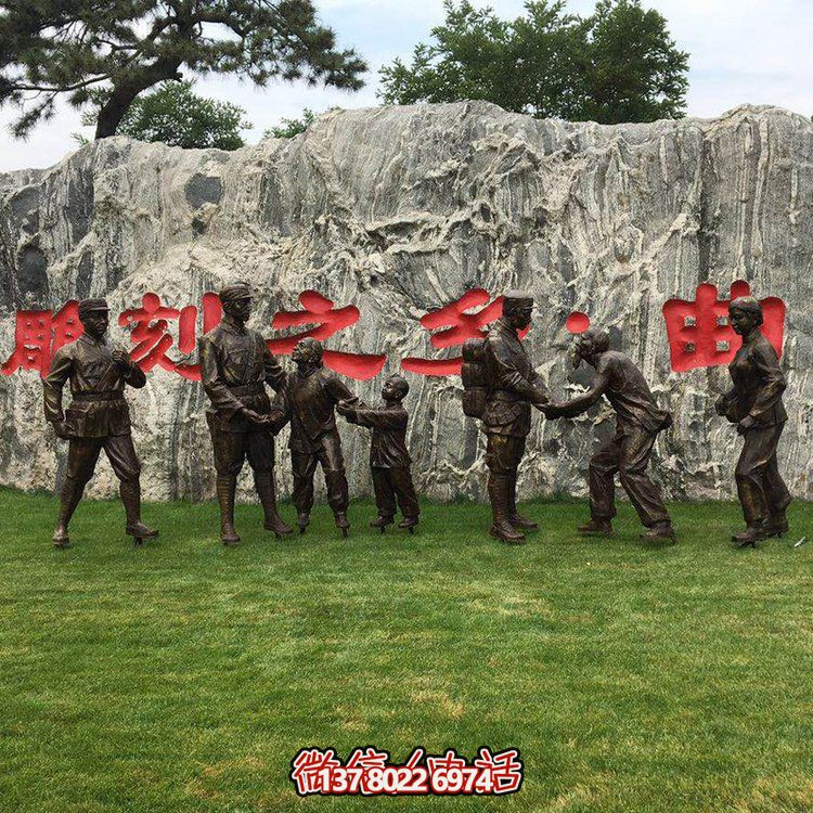玻璃鋼仿銅人物，八路軍和鄉(xiāng)親握手的景觀擺件