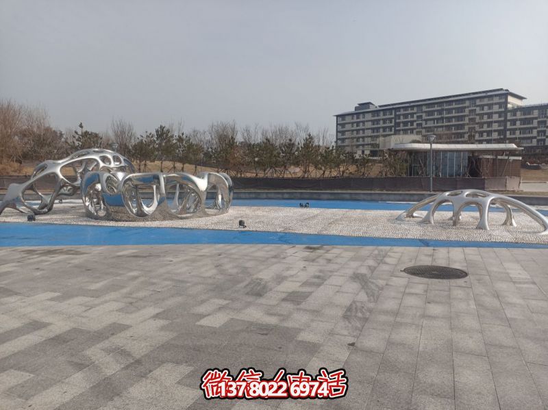 鏤空不銹鋼創(chuàng)意景觀(guān)雕塑